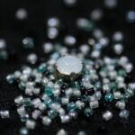 Des bijoux avec des griffes , posés sur des perles