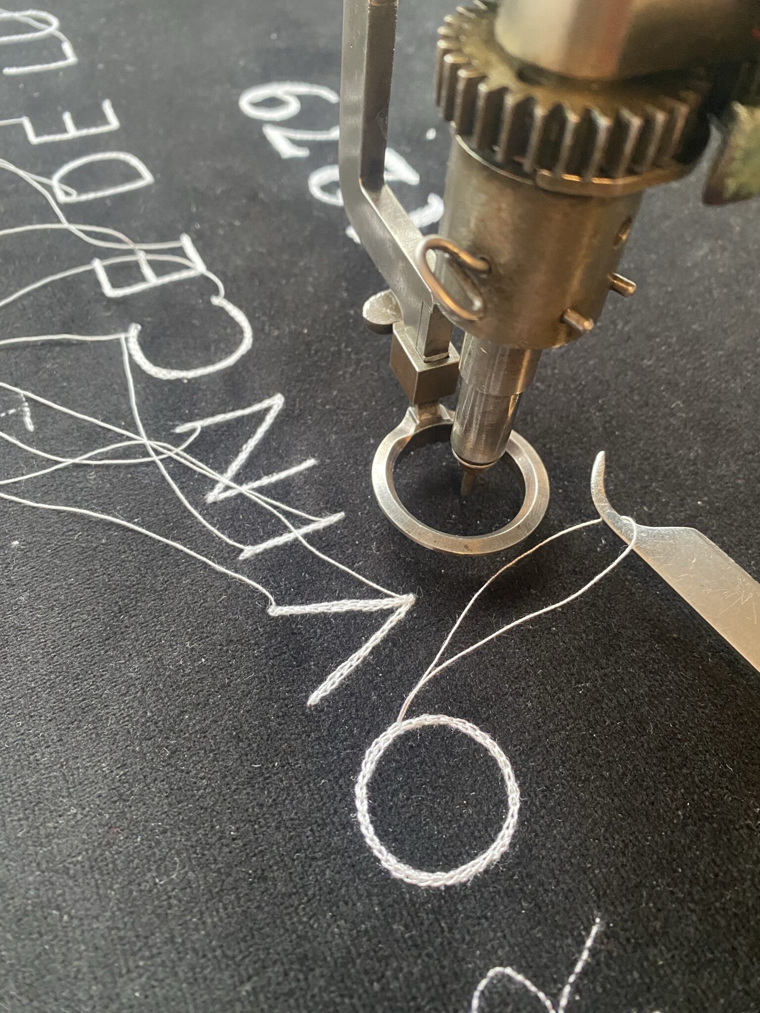 broderie sur un velours d'ameublement
