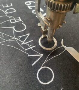 lettres réalisé en broderie mécanique guidée main